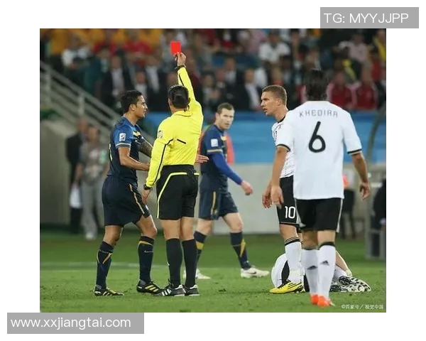 足球球星场上敢拼敢抢却唯独最害怕裁判的一次次判罚